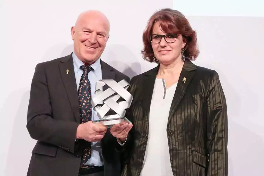 Margit Epple und Rapunzel Gründer Joseph Wilhelm freuten sich in Berlin über den CSR-Preis der Bundesregierung.     Foto: T.Maelsa/BMAS