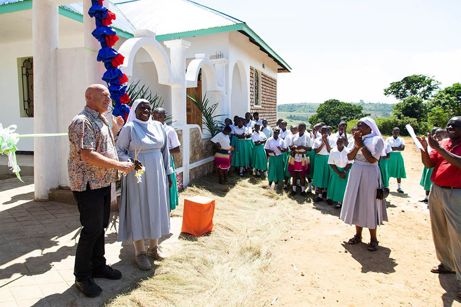 Rapunzel founder Joseph Wilhelm and school principal Sister Esther Buberwa inaugurate a new dormitory at the Hekima Girls‘ Secondary School.