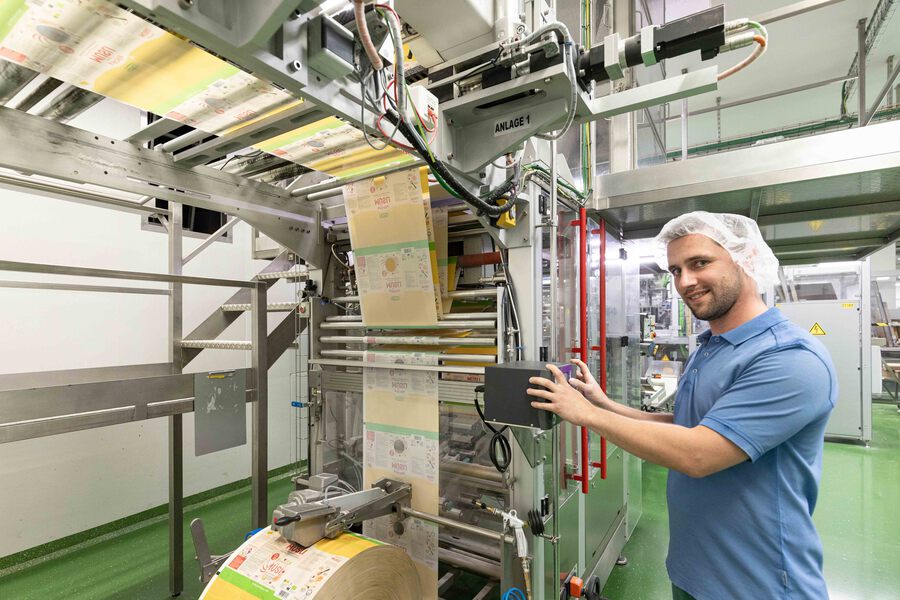 La pellicola per il muesli viene inserita nella macchina da un grande rotolo.