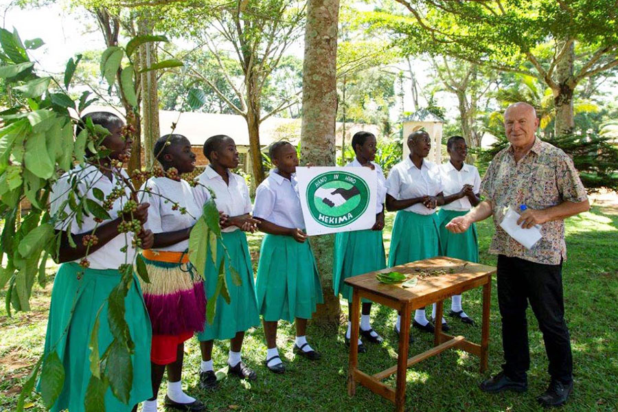 At different stations, the pupils proudly present the crops from their school garden.