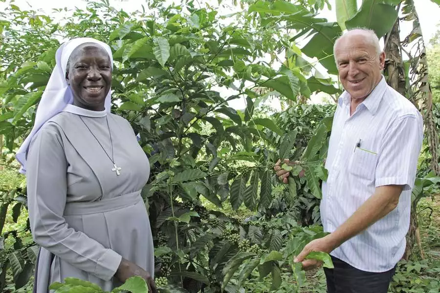 Sister Esther führte Joseph Wilhelm zu ihren neuen ökologischen Anbauflächen