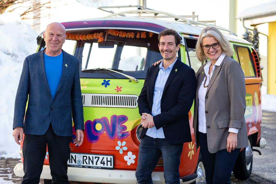 Rapunzel remains a family-run company: Leonhard Wilhelm (center) now supports his father Joseph Wilhelm (left) and the long-time Managing Director Margit Epple (right) in the management.