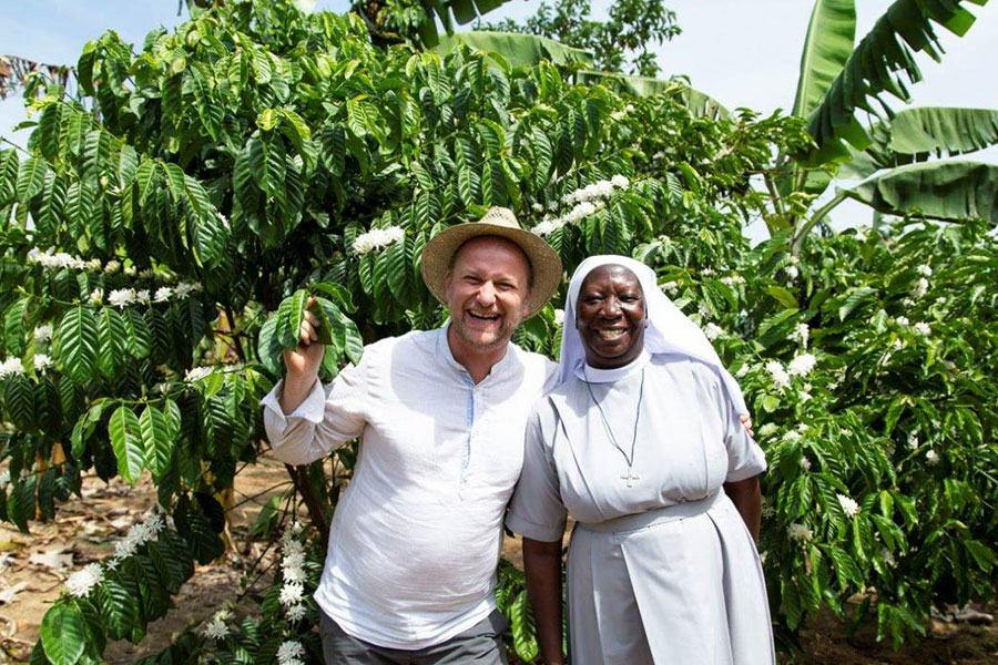 Rapunzel employee Holger Epp and Sr. Esther under a flowering coffee treeJedes 