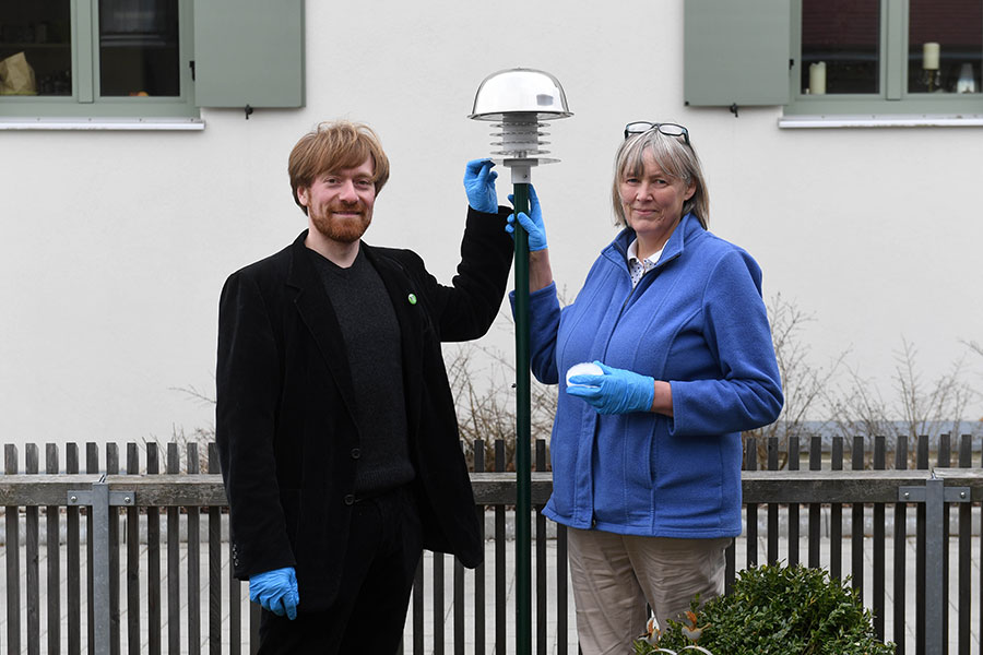 Karl Bär and Dr. Maren Kruse-Plaß with the newly developed passive collector