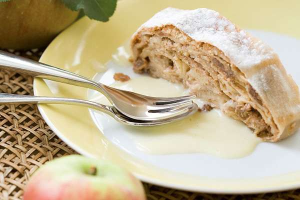 Apfelstrudel mit Erdnussmus