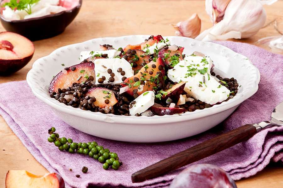 Beluga Linsen-Salat mit Pflaumen und Feta