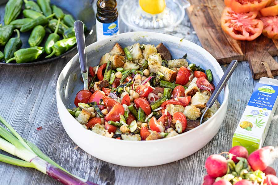 Brotsalat mit grünem Spargel und Kichererbsen