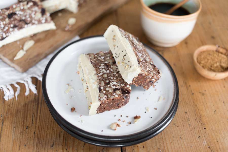 Barres au sarrasin, noix, coco, graines de chia et chocolat blanc