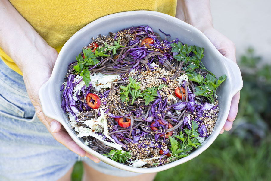 Asiatischer Buchweizen Spaghetti-Salat mit Sesam-Dressing