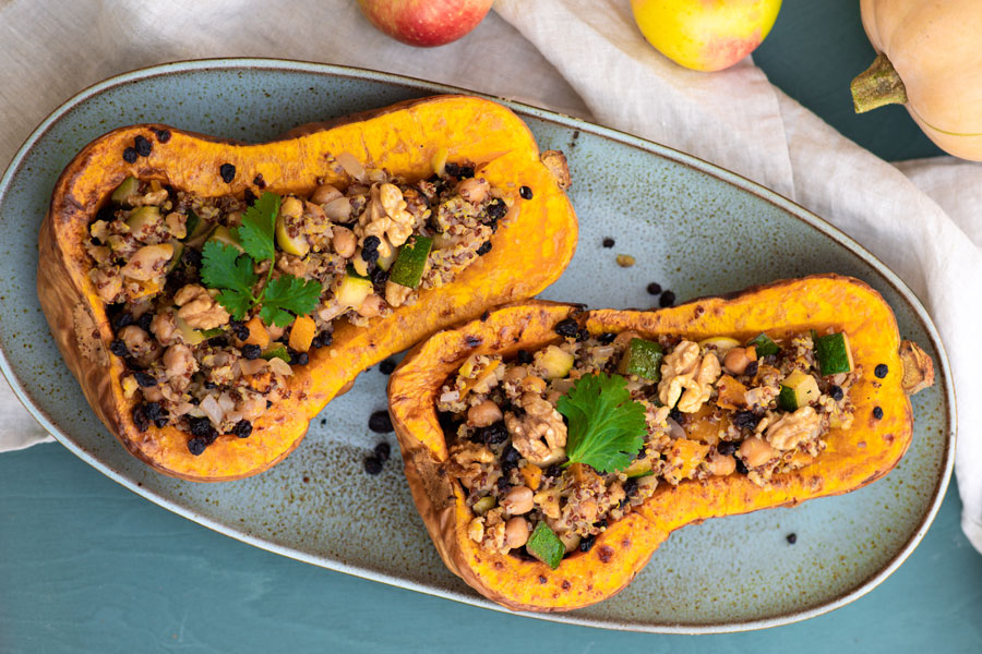 Gebackener Butternut Kürbis mit Quinoa, Kichererbsen, Korinthen und Gemüse