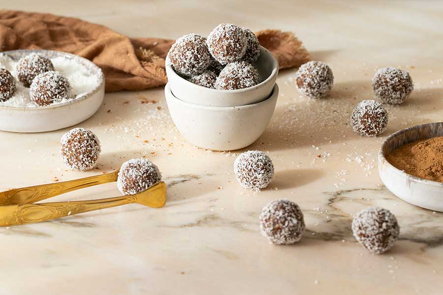 Coconut carob pralines