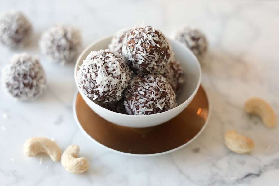 Energie-Bällchen mit Cashew, Datteln, Kakao und Kokos