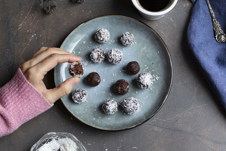 Date-haselnut balls with coconut