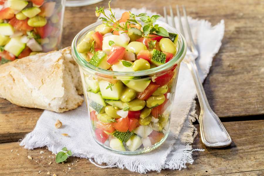 Edamamé soy beans salad with colourful vegetables