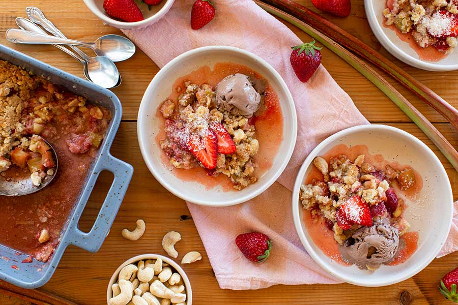 Strawberry rhubarb crumble with tonka