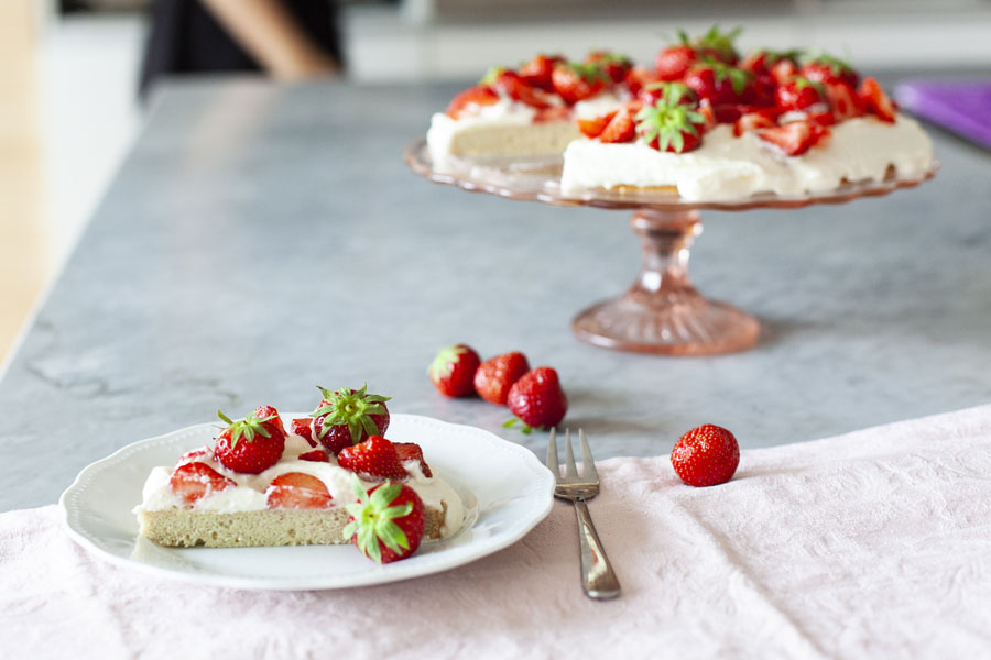 Glutenfreier Biskuit aus Kokosmehl mit Erdbeer-Topping