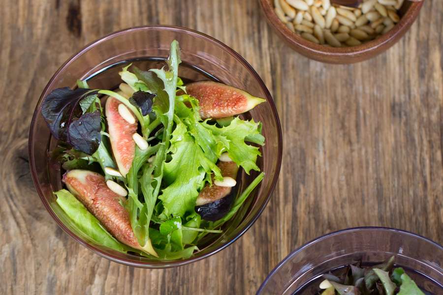 Frische Feigen Salat mit gerösteten Pinienkernen und Omega-Öl