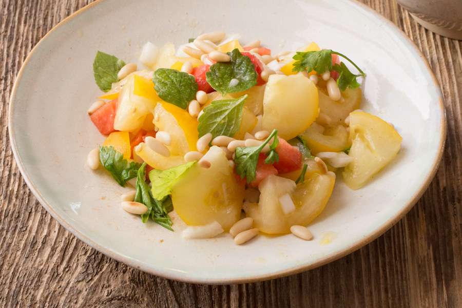 Gelber Tomaten Salat mit Melone und frischer Minze