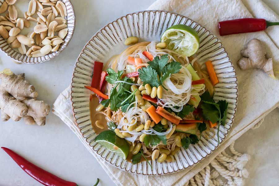 Insalata di pasta asiatica con salsa di arachidi