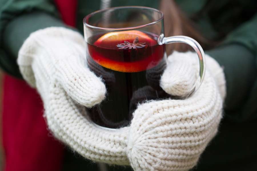 Glühwein mit Gewürzen und grünem Pfeffer