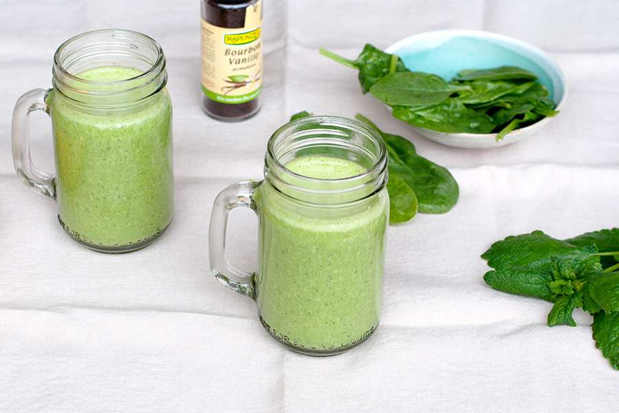 Grüner Smoothie mit Mandelmus und Minze