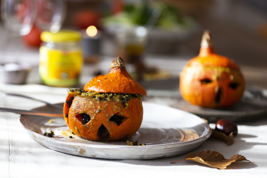 Zucca hokkaido di Halloween con lenticchie beluga e tofu affumicato