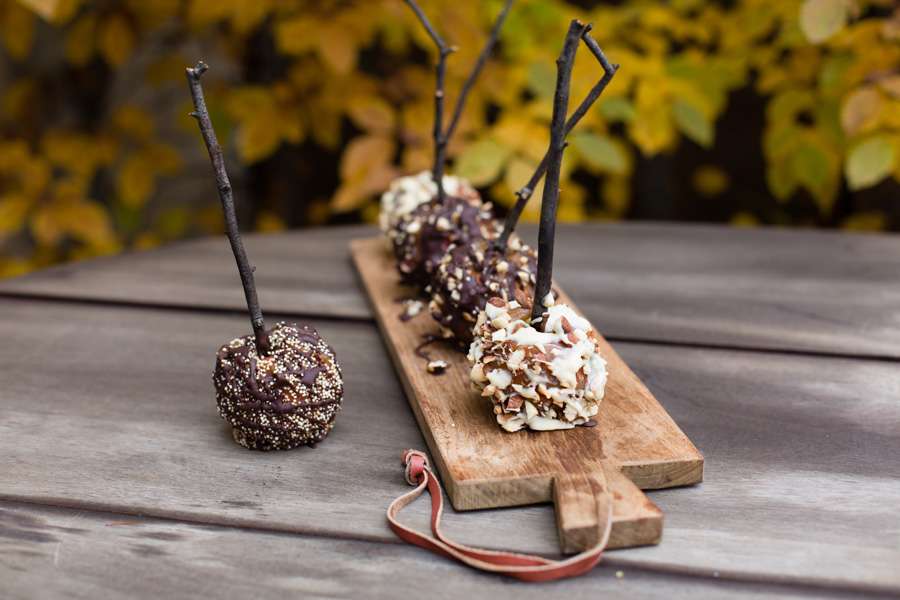 15.11.2023: Karamell-Äpfel mit Schokolade und Amaranth-Quinoa-Nuss-Topping