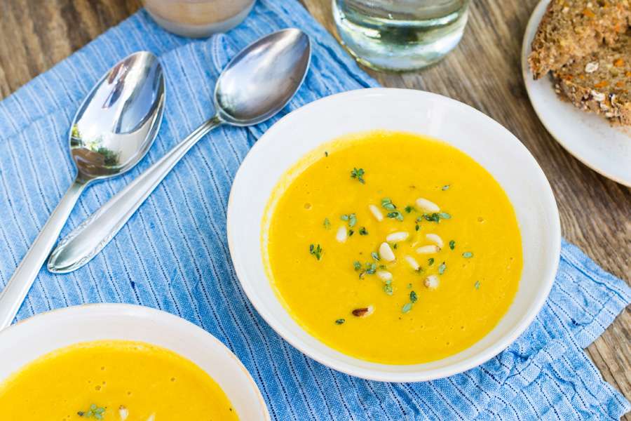 Geröstete Karotten-Suppe mit Pinienkernen und Walnussöl