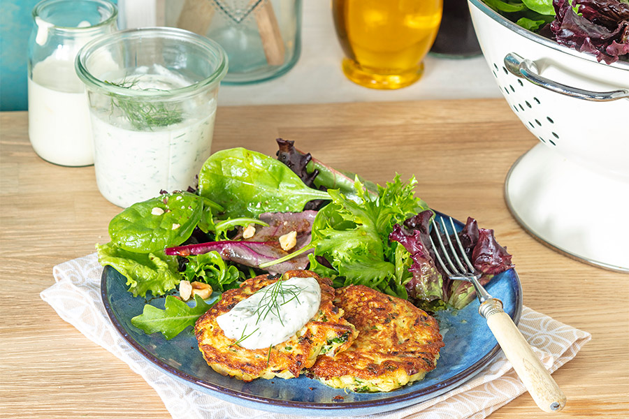 Kartoffelpuffer auf frischem Sommersalat mit Frischkäse Dip