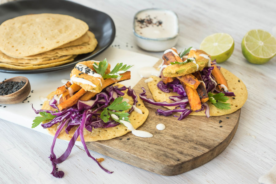 Tacos arc-en-ciel à la farine de pois chiche et tahin