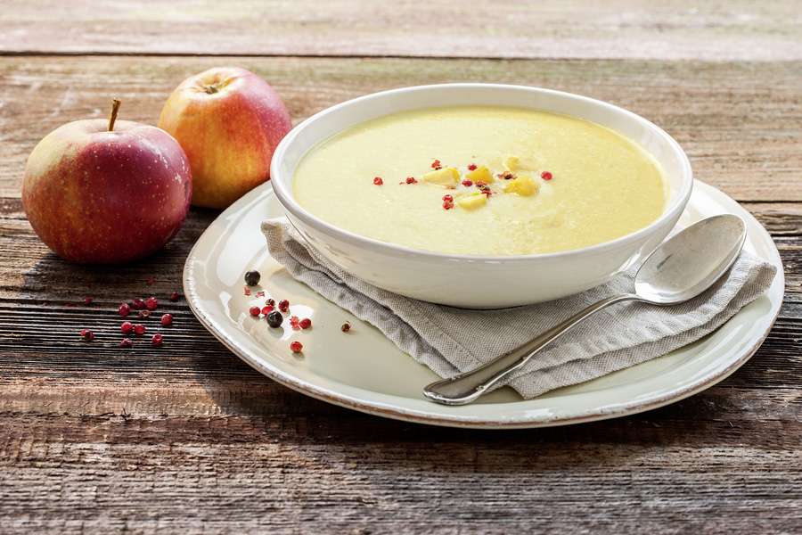 Cremige Kokos-Apfel-Suppe mit Rosa Pfeffer