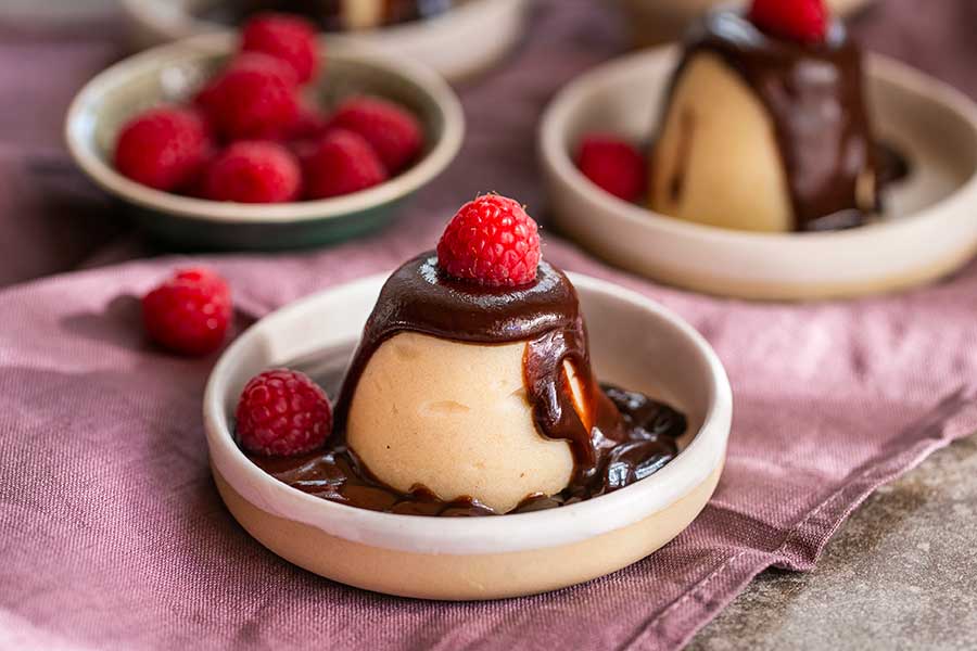 Budino di semolino al cocco con salsa di bionella