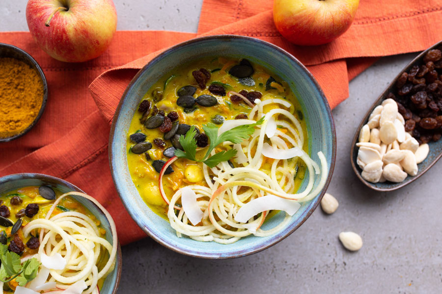 Curry al cocco con patate dolci e crema di mandorle