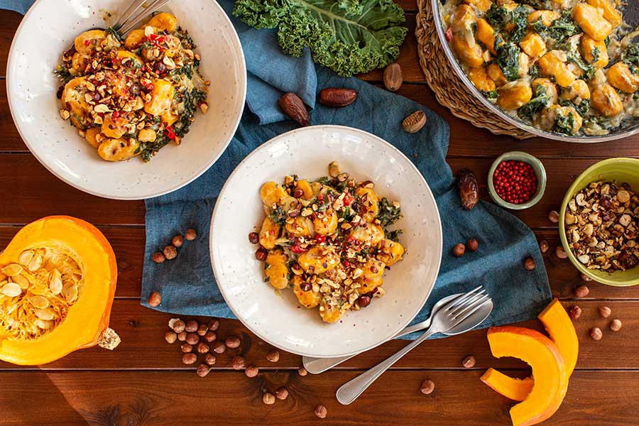 Gnocchi di zucca con cavolo riccio e nocciole