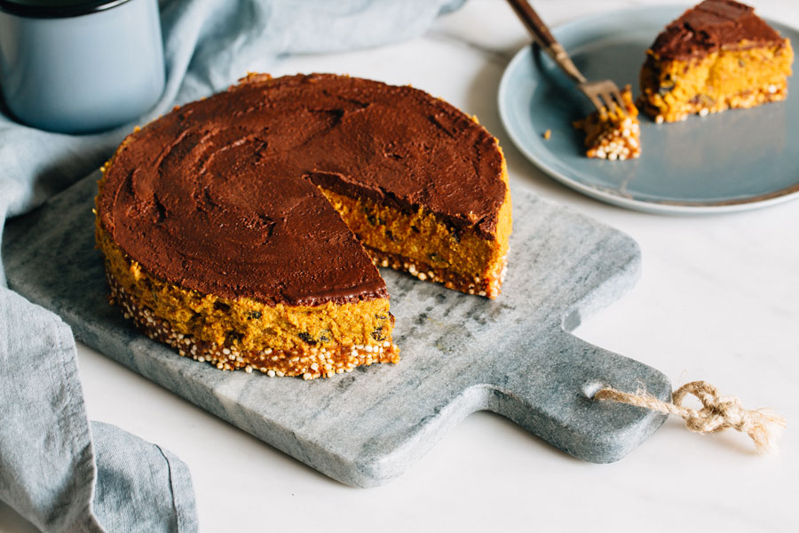 Gâteau végan dattes-coco au curcuma - sans cuisson