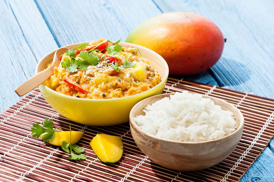 Curry al mango e cocco con lenticchie rosse e riso Basmati