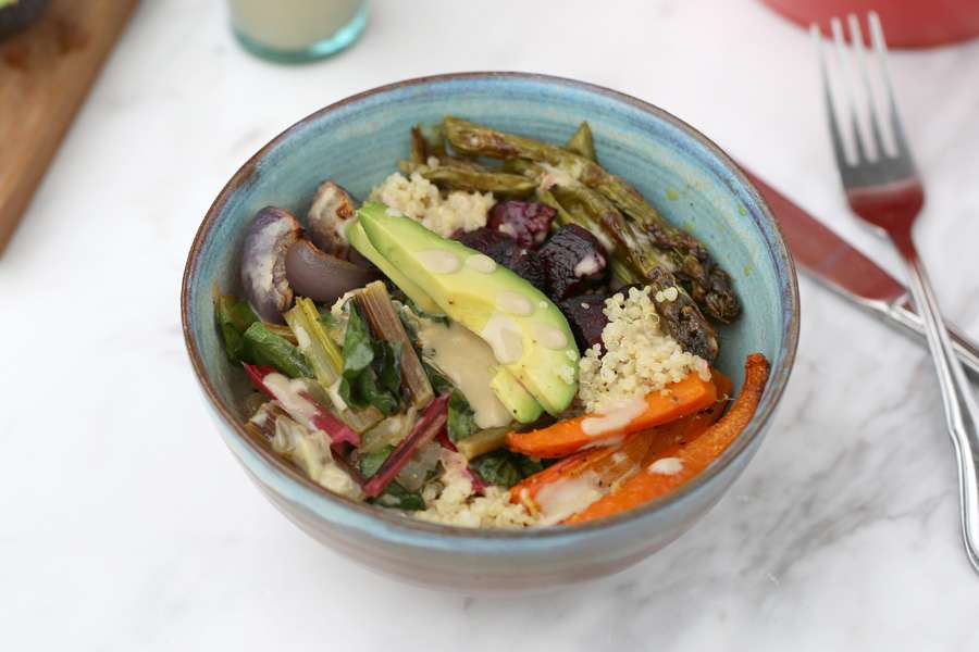 Ofengemüse mit Mangold, Avocado, Quinoa und Sesamdressing