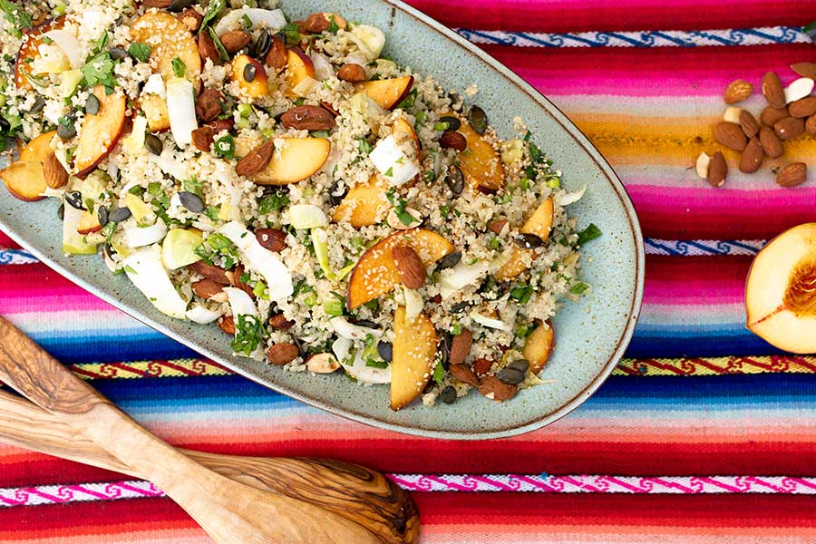 Insalata di quinoa con pesche e mandorle