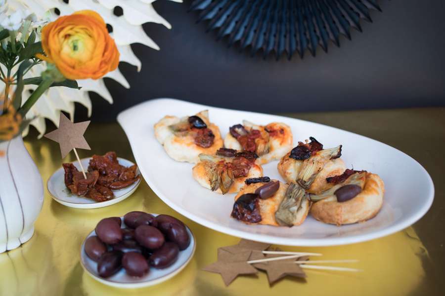 Pizza bites with olives, artichokes und sun dried tomatoes
