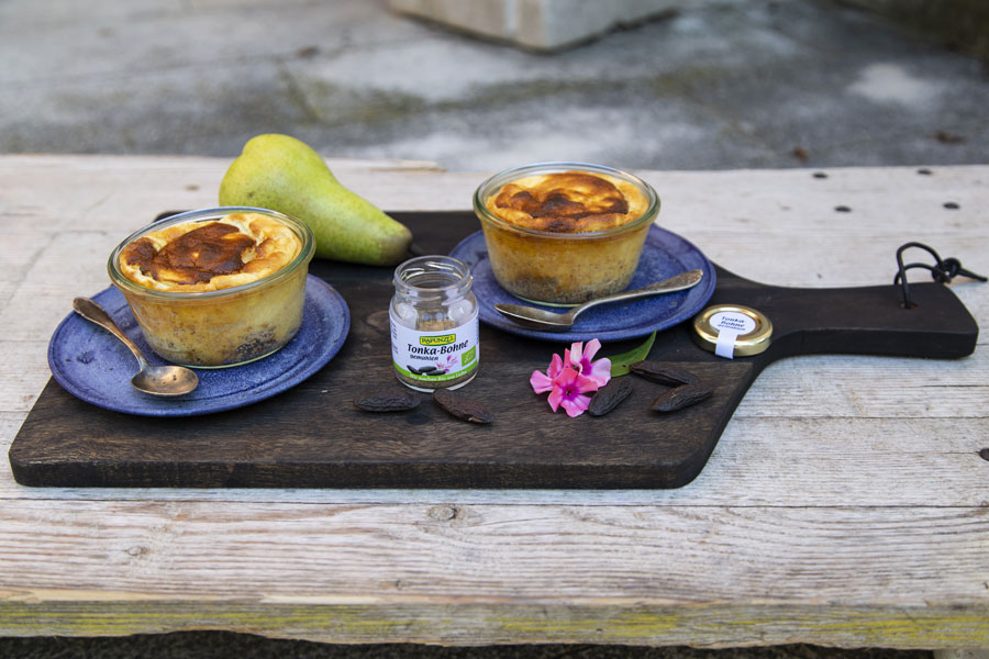 Quark-Soufflée mit Birne und Tonka-Bohne