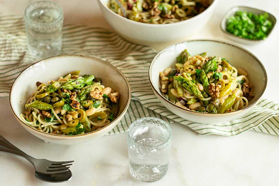 Zitronen Reis-Spaghetti mit grünem Spargel, weißen Bohnen und Walnüssen