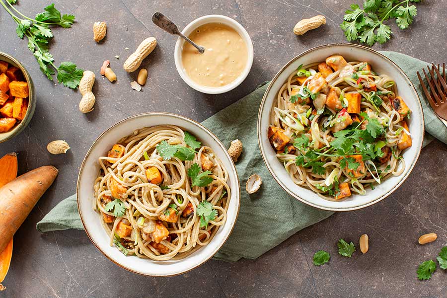 Reisspaghetti mit Süßkartoffel und cremiger Erdnusssauce