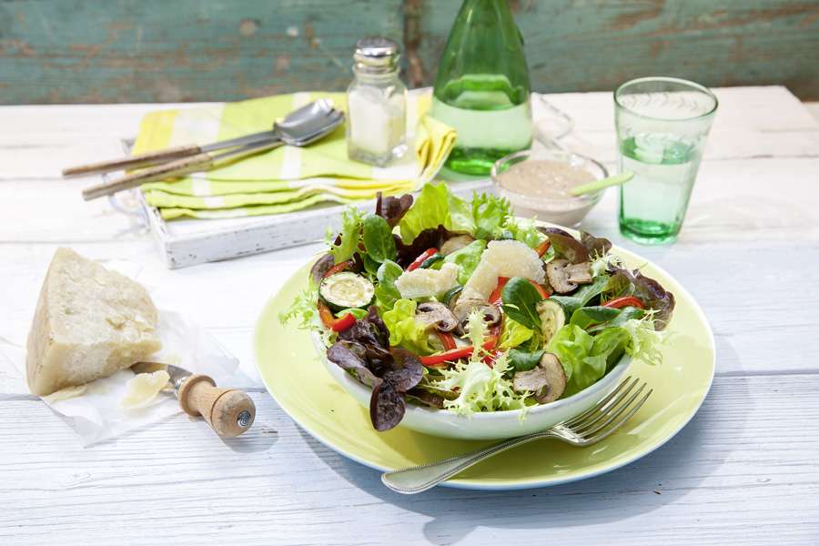 Blattsalate mit gebratenem Gemüse und pikant-fruchtigem Nussmus Dressing