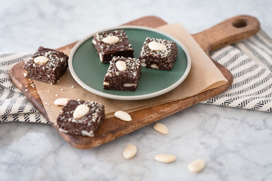 Low Carb Schoko-Fudges mit Hanfsamen und Mandeln