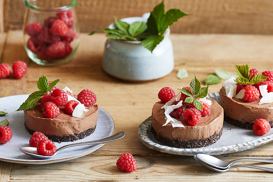 Schokoladen-Leinöl Törtchen mit Himbeeren (no-bake)