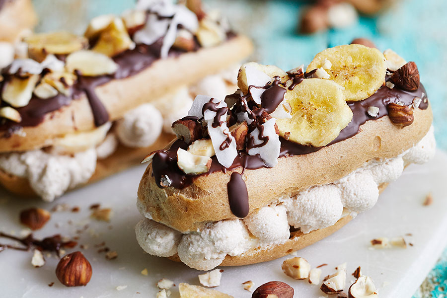 Schokoladen-Zimt-Eclairs mit Banane u. Kokos-Haselnuss-Sahne