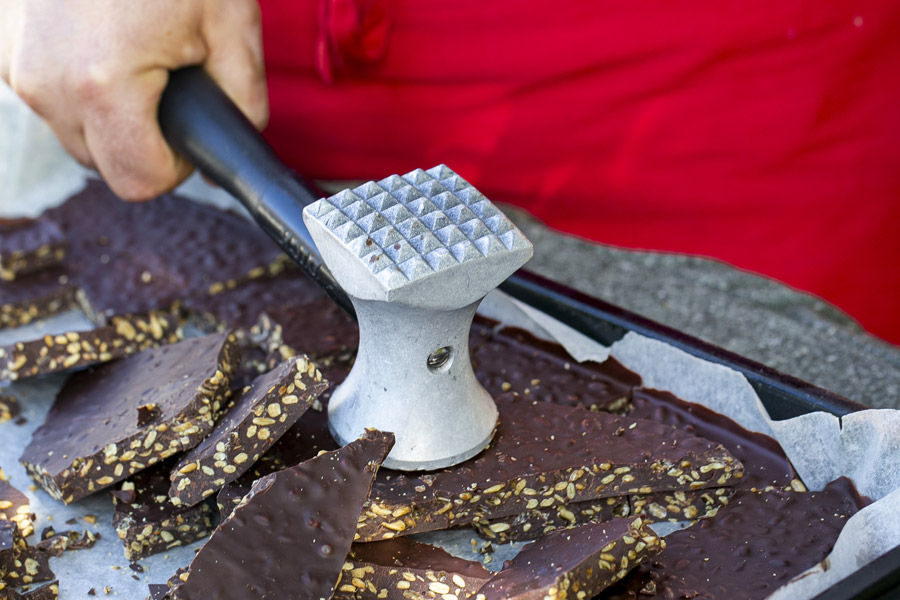 Semisweet chocolate bites with caramelized sunflower seeds