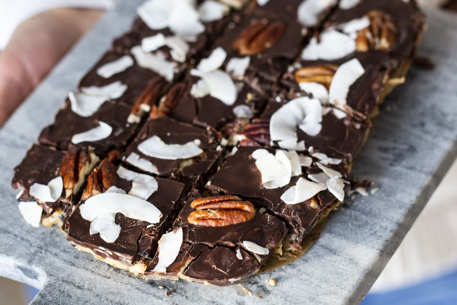 Barretta al cioccolato con crema di mandorle bianca e topping vario