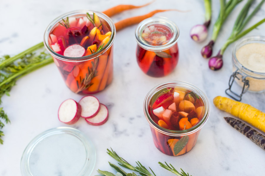 Herzhaft eingelegtes Snack-Gemüse