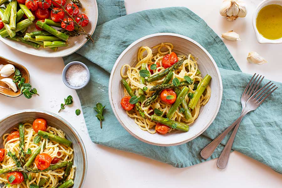 Spaghetti with green asparagus and cherry tomatoes in almond sauce
